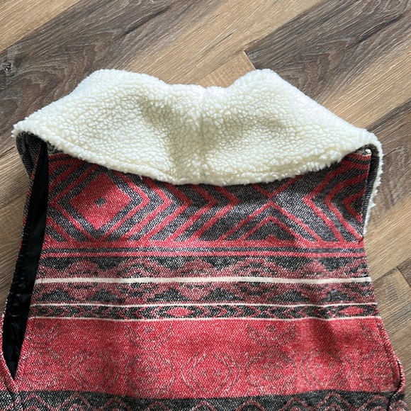 Me Jane vest size Medium Aztec style print with faux Sherpa lining - Picture 10 of 12